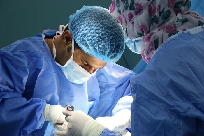 9. Врачи раньше проводили операции на сердце младенцам без анестезии. К счастью, эта практика была прекращена. В 1980-е гг.