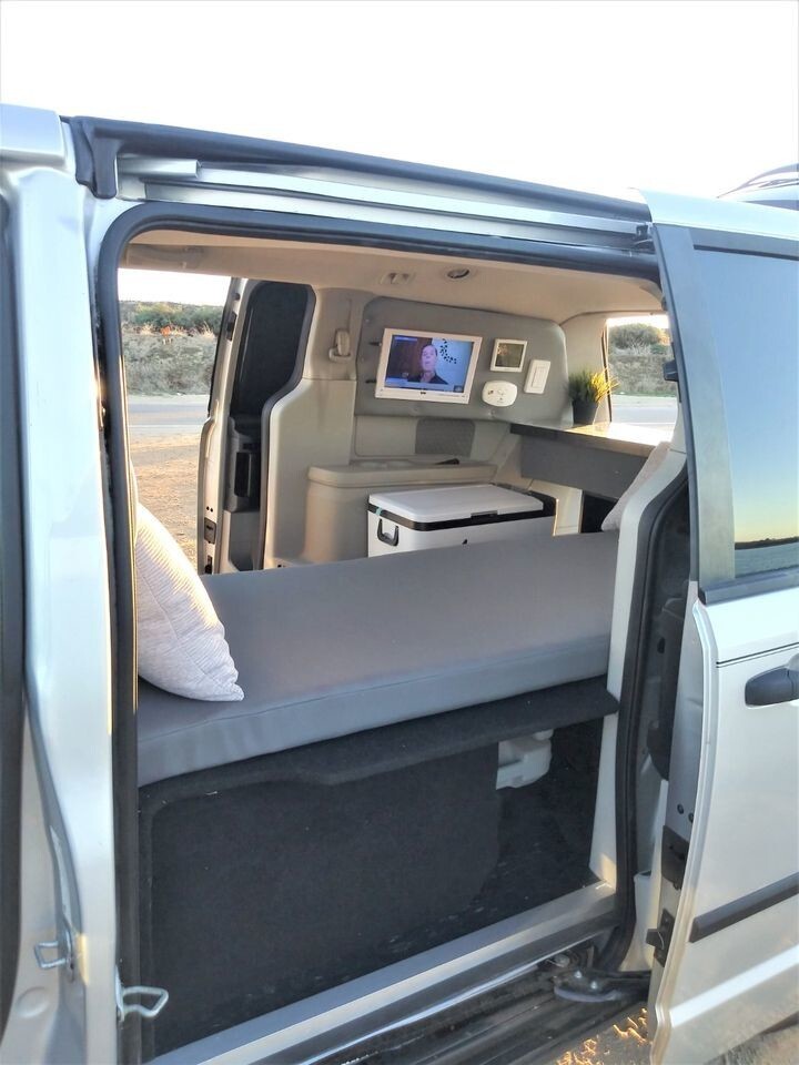 Минивэн Dodge Grand Caravan 2008 года превратили в полноценный автодом