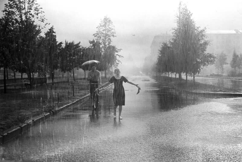 Это не тот фильм, где идет девушка под дождем, а за ней едет велосипедист?