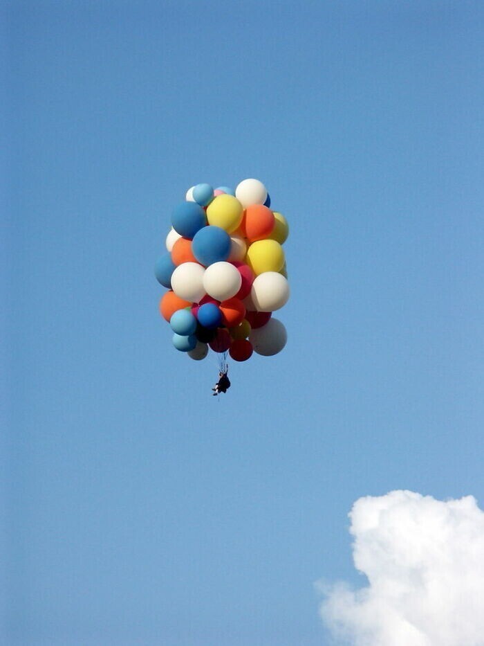 11. Один бразильский священник привязал себя к связке из 1000 воздушных шаров. Это было мероприятие по сбору средств для дальнобойщиков