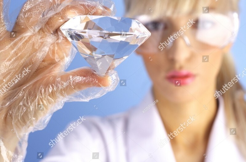 21. "Ученый, специализирующийся на алмазах, славится тем, что может изучать абсурдно гигантские образцы на глаз, держа их в крайне сомнительных перчатках".