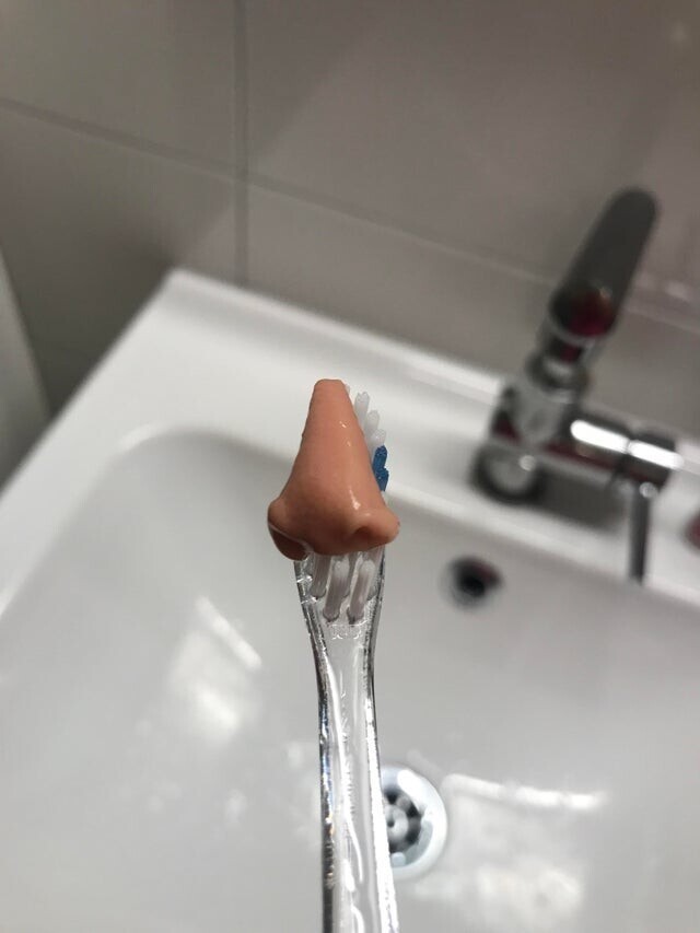 Зубная паста очень похожа на нос