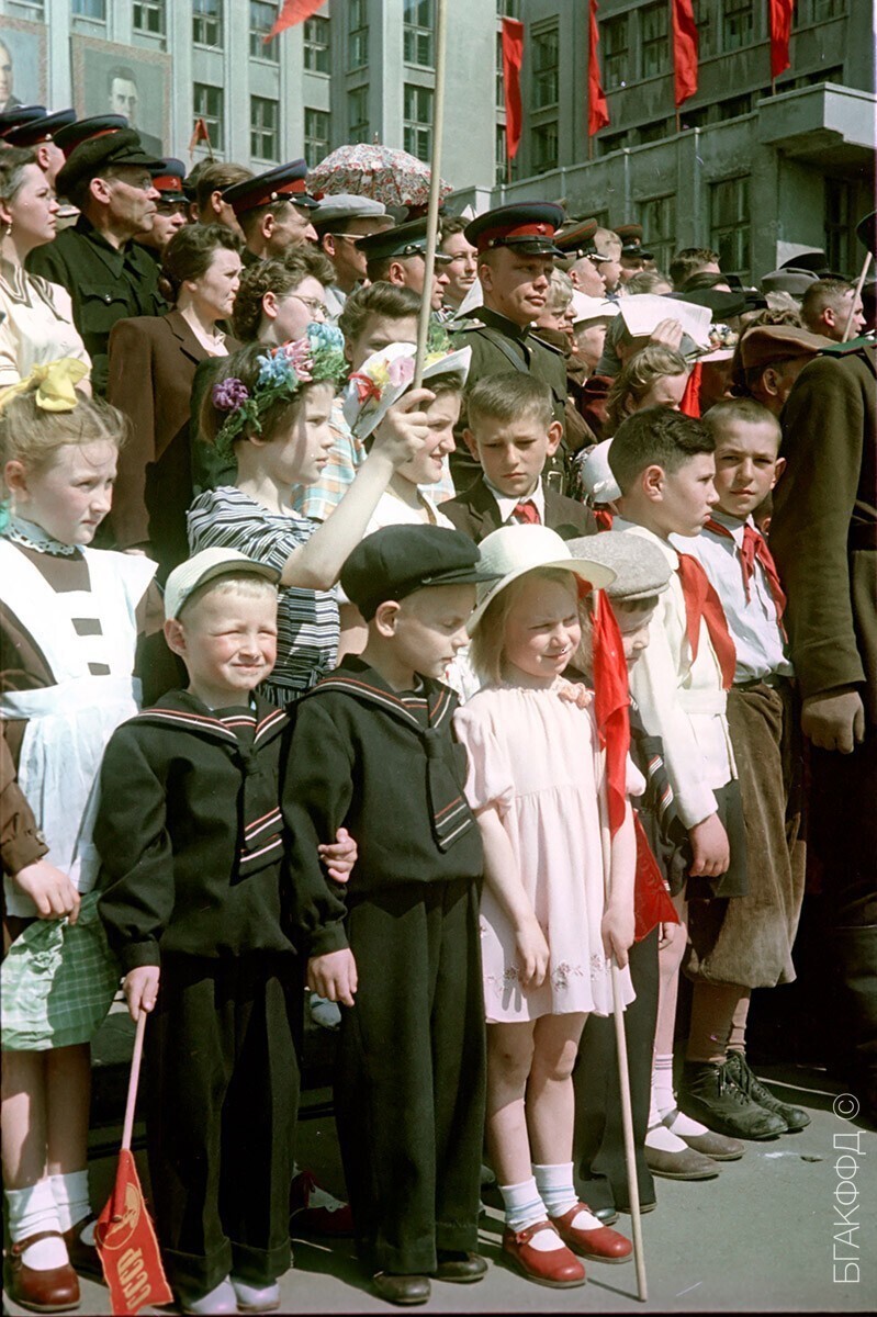 Зрители во время демонстрации в честь празднования 1-го Мая на площади Ленина (теперь Независимости). 1952 год.