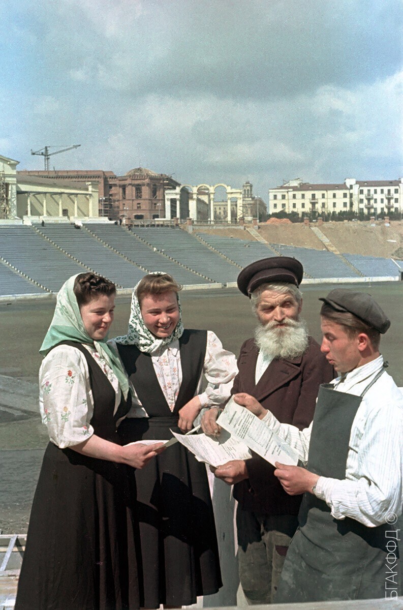 Строители во время работ на стадионе «Динамо». 1954 год.