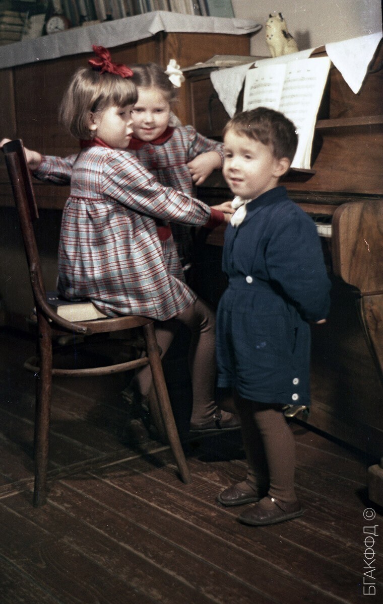 Дочери белорусского композитора Константина Поплавского Ядвига (слева) и Кристина во время занятий по музыке. 1955 год.