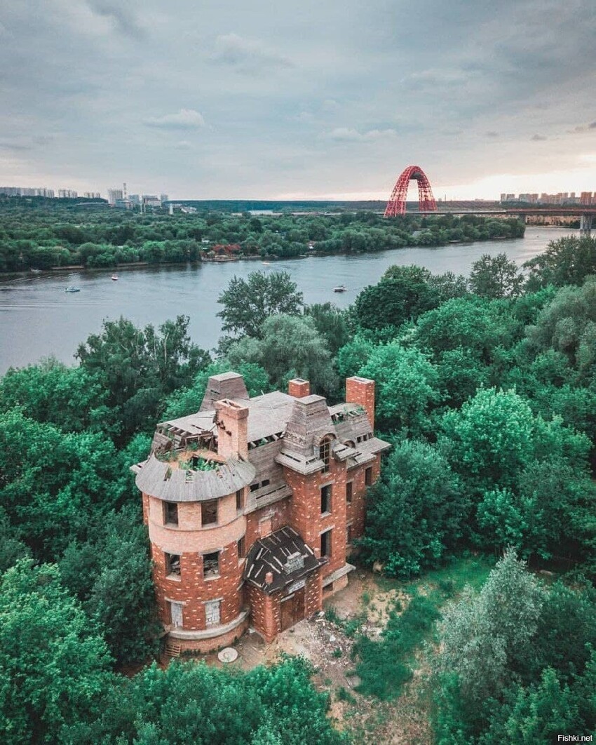 Замок на берегу Москвы
