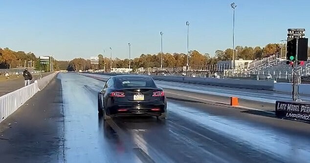 Новая модель Tesla поставила рекорд скорости