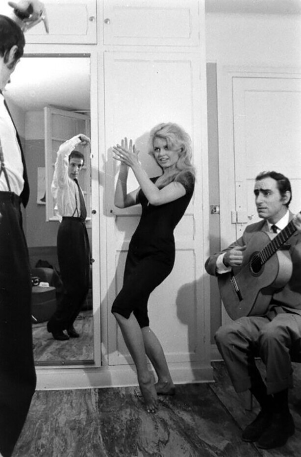 Брижит Бордо пляшет и веселится на съёмках фильма "Женщина и паяц". Испания, 1958 год