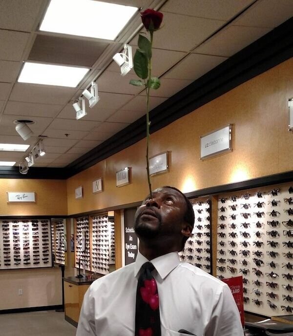 "Мой коллега может вот так удержать цветок на носу более 30 секунд"