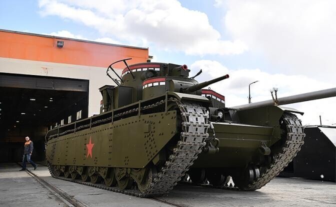 Горе-вояки чехи высмеяли танк Т-35 — танк, опередивший время