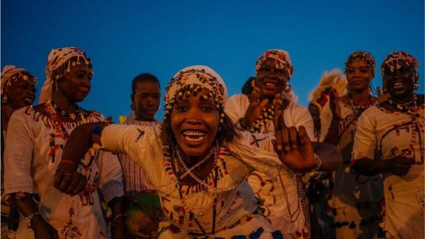 В Дакаре прошел второй Большой карнавал: яркие фото из столицы Сенегала