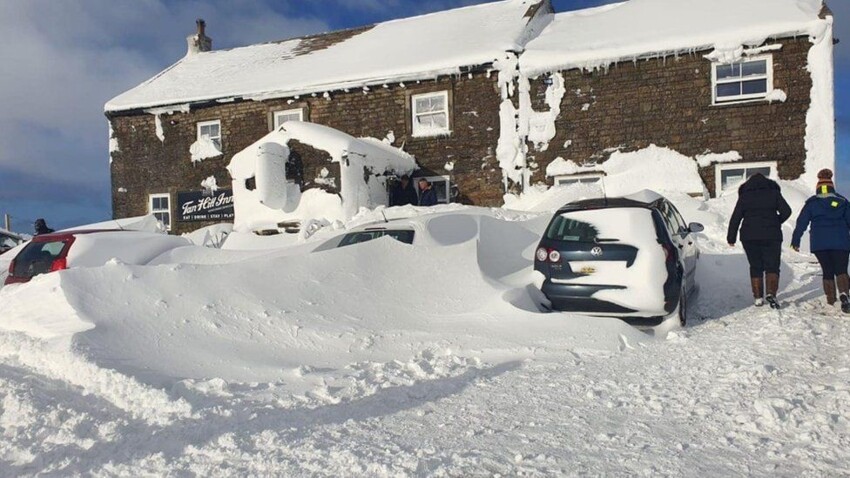 Готовый сценарий для новогодних каникул: десятки британцев провели три дня в пабе, засыпанном снегом