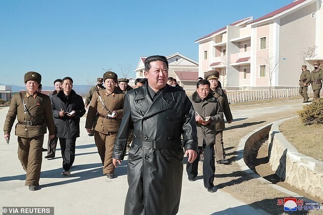 Северным корейцам запретили носить кожаные пальто