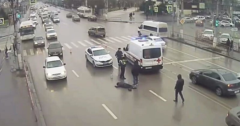 В Волгограде сбили пешехода-камикадзе, который пытался перебежать проезжую часть на «красный»