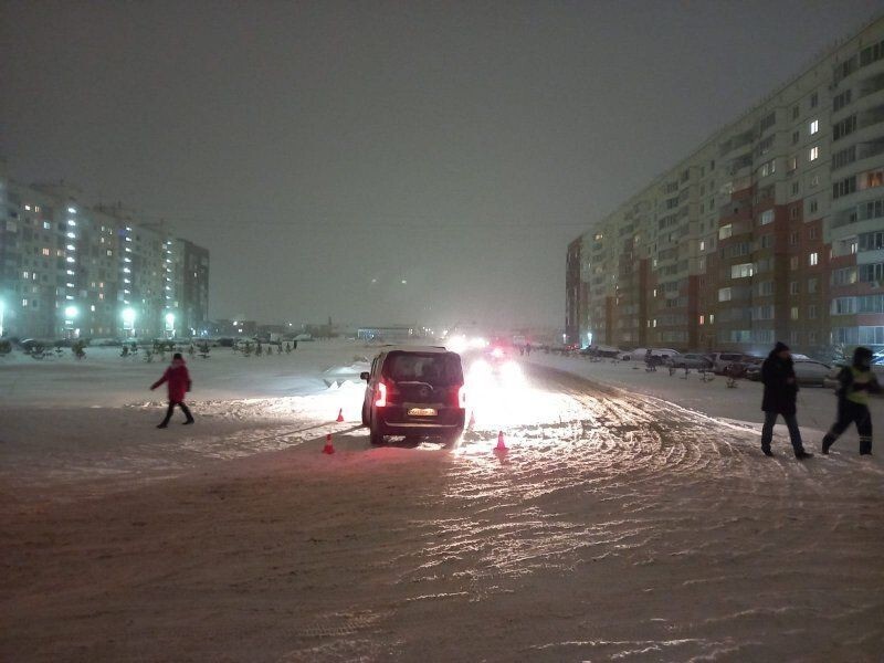 В Новосибирске минивэн сбил ребёнка на снегокате