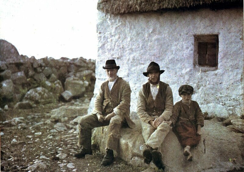 Ирландские крестьяне у своего дома, 1913 год