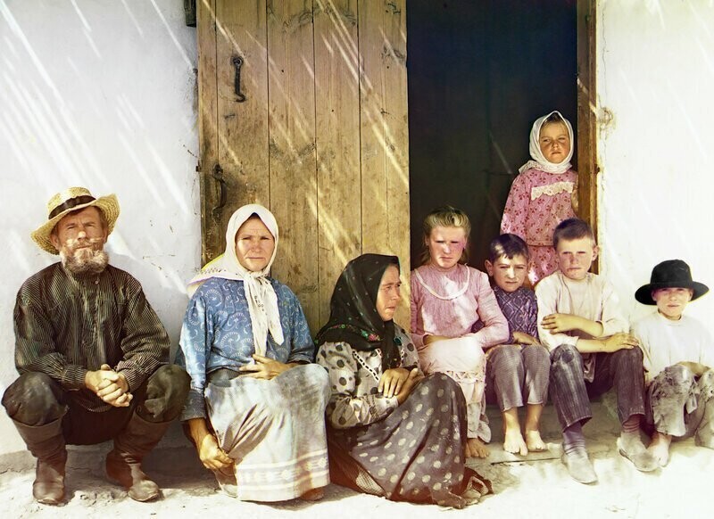 Семья русских крестьян-колонистов у своего дома в Муганьской степи Бакинской губернии, 1911 год