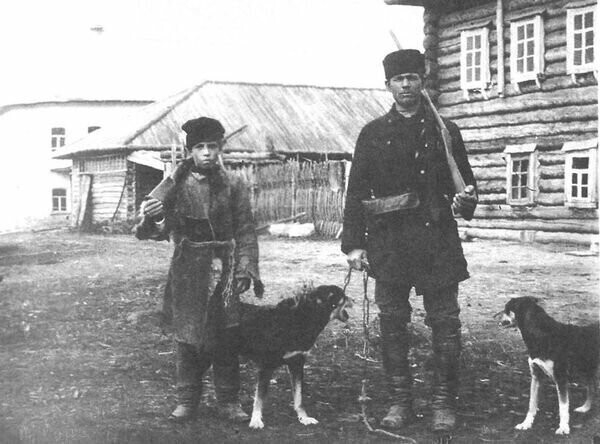 Отец с сыном перед охотой. Вятская губерния, 1907 год