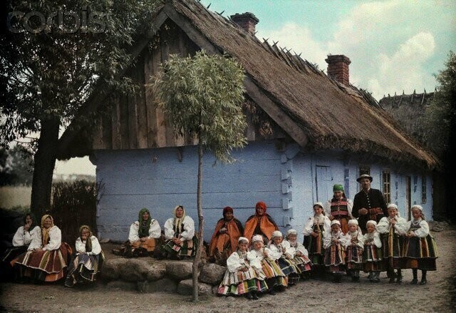 Жители польского местечка Лович (Lowicz) нарядились на воскресную службу. Но нас интересует дом