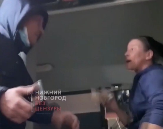 "Намордник надень!": кондуктор с пассажиром подрались из-за масок, которые не носили ни тот, ни другая