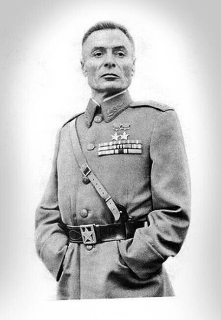 Указом Президиума Верховного Совета СССР от 27.06.1945 года за удержание плацдарма на Одере гвардии майор Петров В.С. был удостоен второй медали «Золотая Звезда»