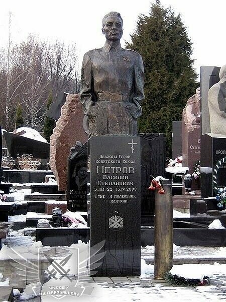 Последние годы героя были омрачены - его дом, без его согласия (он находился в госпитале), снесли, документы уничтожили, а его самого выселили. Умер 15 апреля 2003 года. Похоронен на Байковом кладбище Киева.