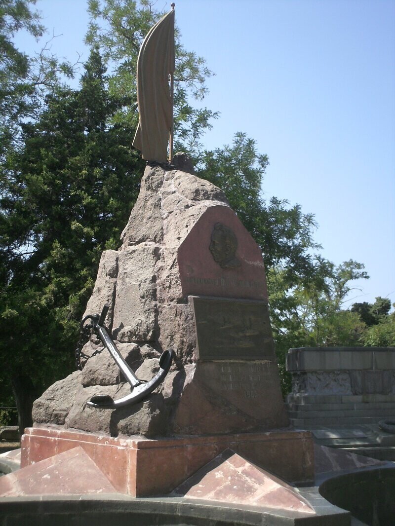 Памятник на могиле Петра Петровича Шмидта в Севастополе