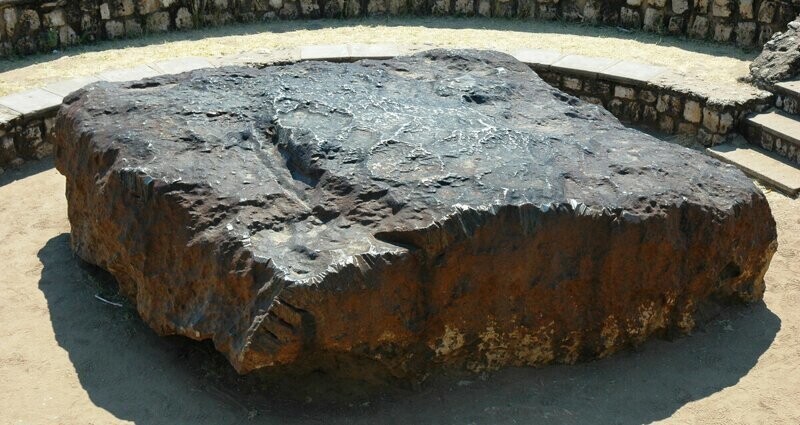 Метеорит Гоба. Это самый большой кусок железа естественного происхождения на Земле. Масса метеорита составляет более 60 тонн