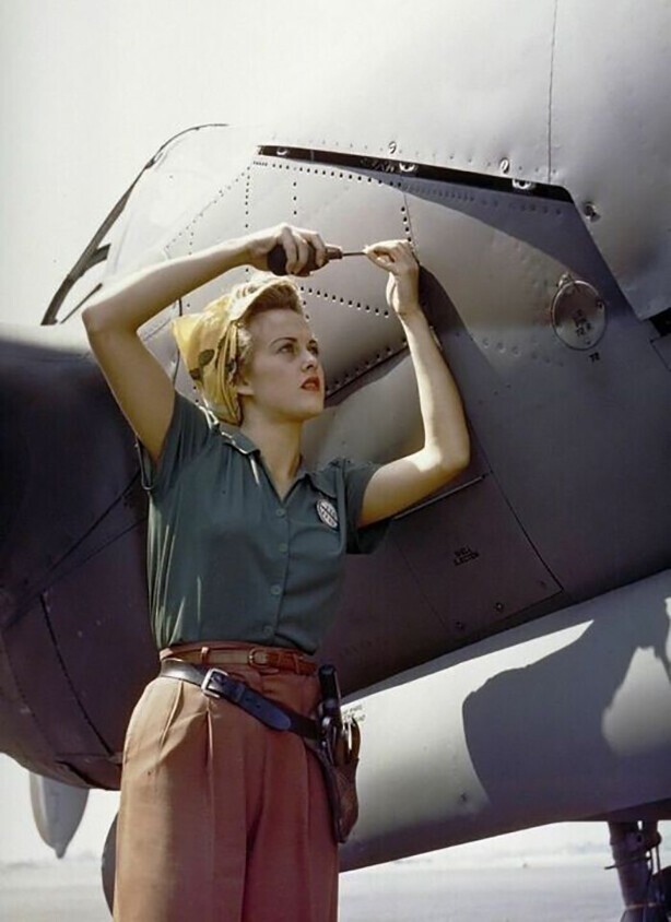 Сотрудница военно-промышленной корпорации «Lockheed» Салли Уодсворт работает над фюзеляжем Локхид P-38 «Лайтнинг» в Калифорнии в 1944 году