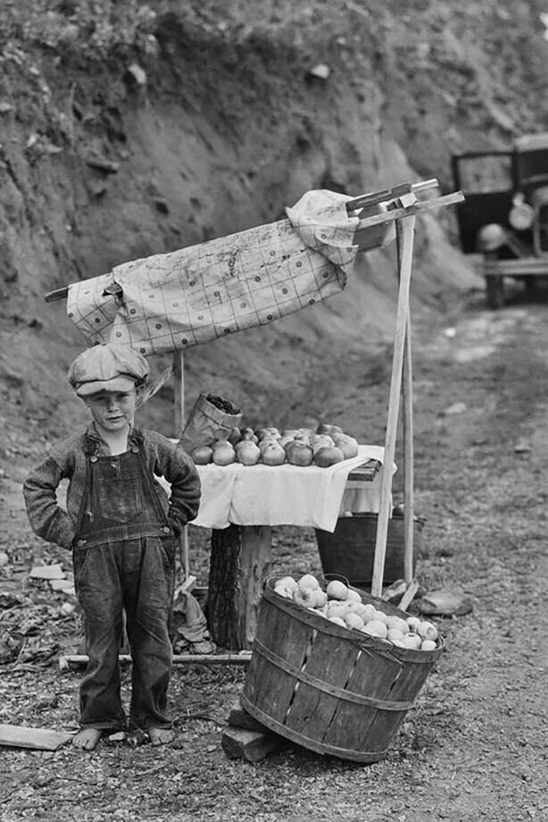 Мальчик, продающий яблоки возле дороги в Северной Каролине, около 1934 года