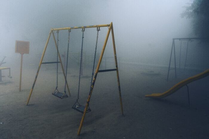 4. "Дети играли на горке, и их было практически не видно из-за густого тумана, только слышался их смех и топот ног"