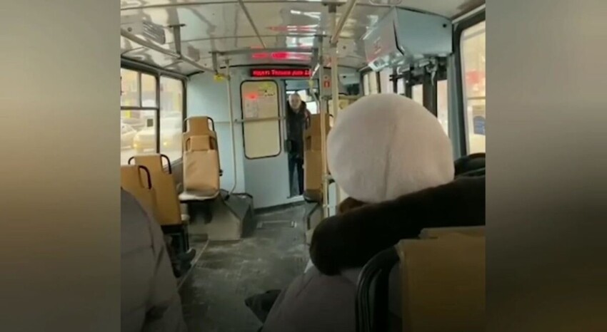 У меня смена закончилась... В Екатеринбурге водитель остановила троллейбус посреди маршрута