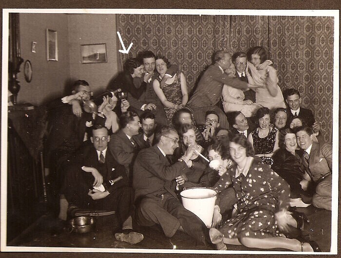 "А они умели веселиться! Моя бабушка отмечена стрелкой. Фото 1920-х годов, Нидерланды"