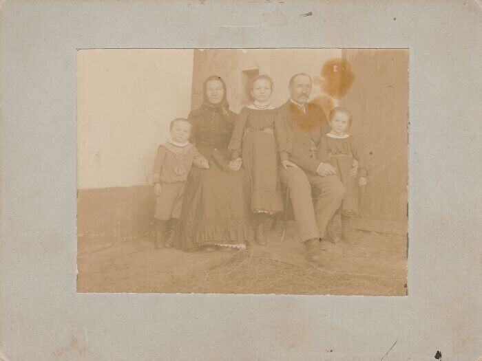 "1904 год, юг Чехии. Моя прабабушка Мария Стахова (посередине), ее мать, отец, брат и сестра"