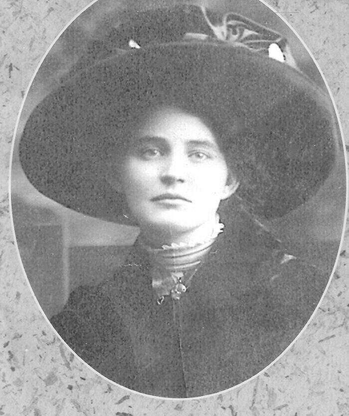 "1916 год. Это моя бабушка, Аннабель. Никогда не встречал ее. Она умерла во время эпидемии испанского гриппа 1918 года"