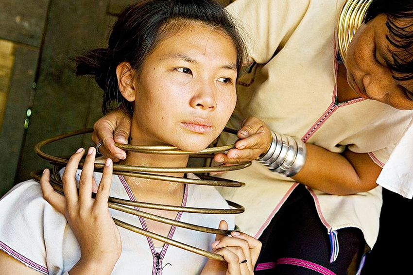 Зачем таиландские женщины носят кольца на шее?