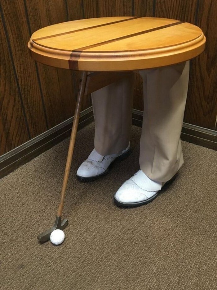 "Странный стол, который нашел мой босс, и принес в офис"