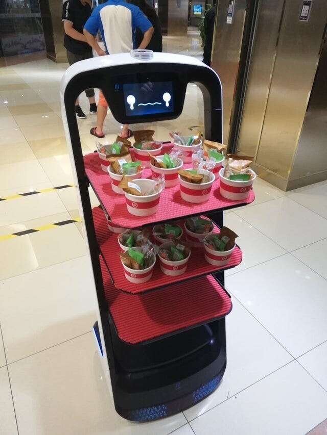 Робот - сервировщик закусок в Китае был недоволен мной, потому что я ничего не взял