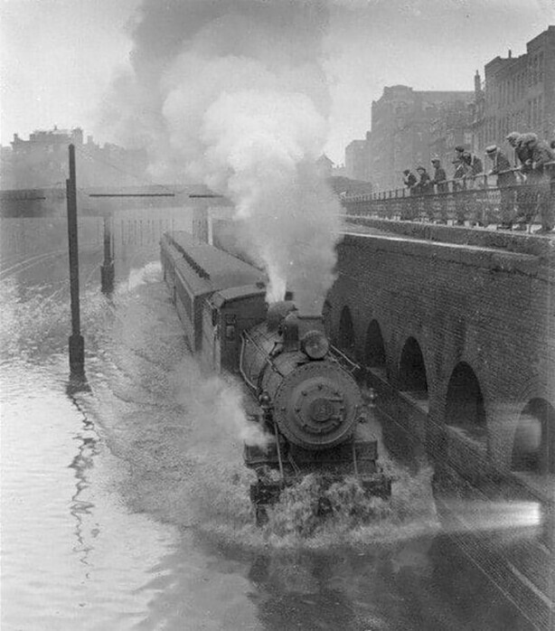 Паровоз движется по затопленной улице во время наводнения в Бостоне, 1915 год
