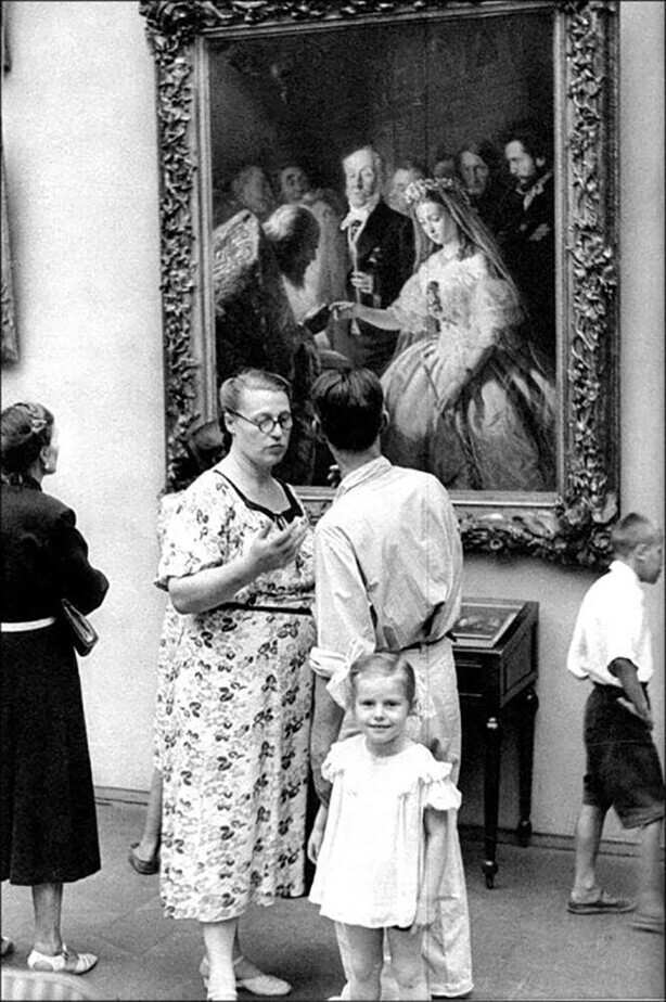 Третьяковская галерея. Жена разъясняет своему мужу смысл картины Пукирева "Неравный брак"