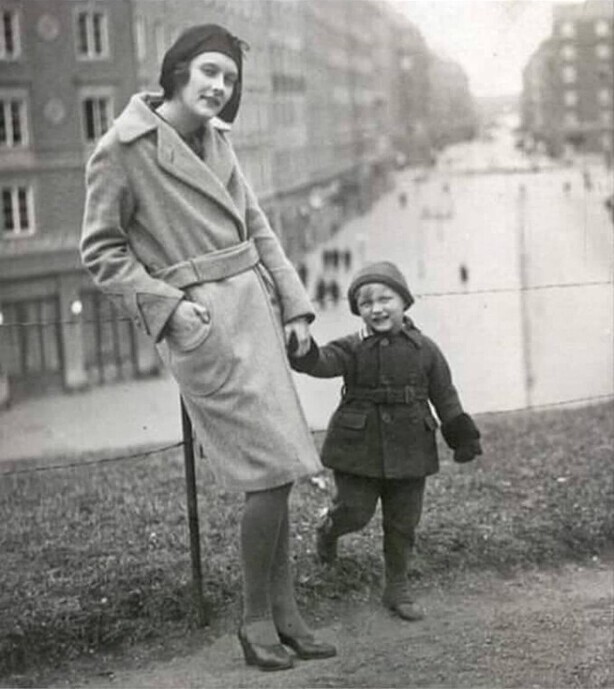 Писательница Астрид Линдгрен с сыном Ларсом. Стокгольм, 1931 год