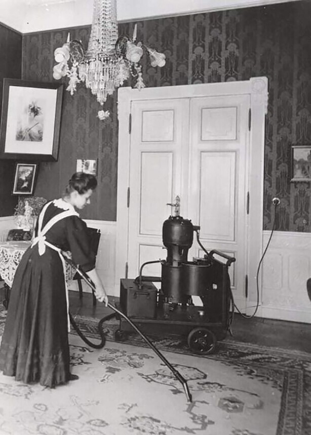  Уборка комнаты с помощью парового пылесоса Siemens! Швеция, 1905 год