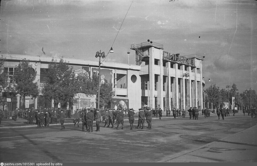18. У стадиона "Динамо" в 1959 году