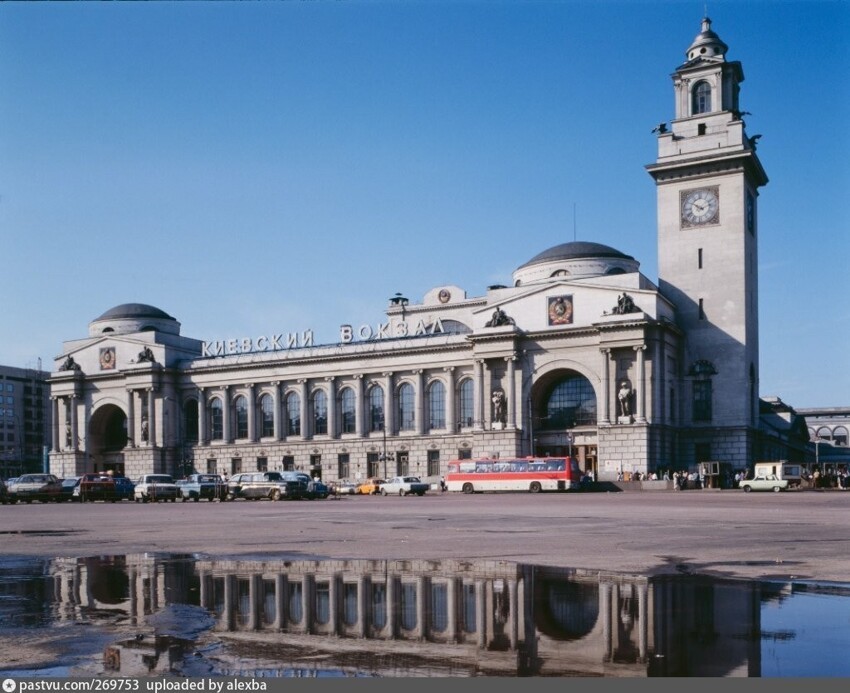 12. Площадь у Киевского вокзала, 1990 год