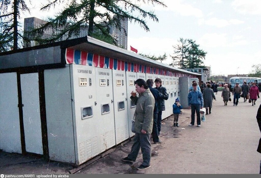 6. Автоматы с газированной водой недалеко от вестибюля станции метро "ВДНХ", 1988 год