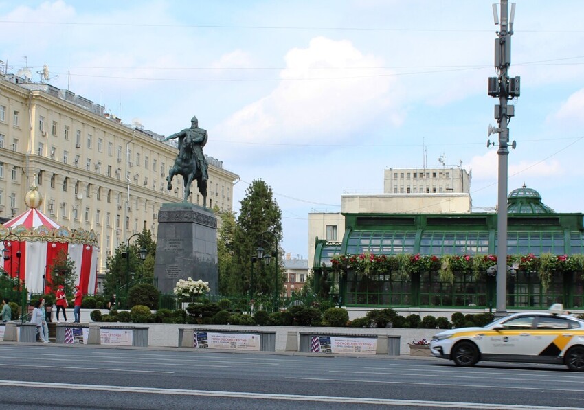 Монумент демонтировали в 1941 году, а через два десятилетия установили памятник Юрию Долгорукому