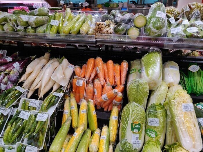 13. Вьетнамский супермаркет. Все овощи в индивидуальной упаковке