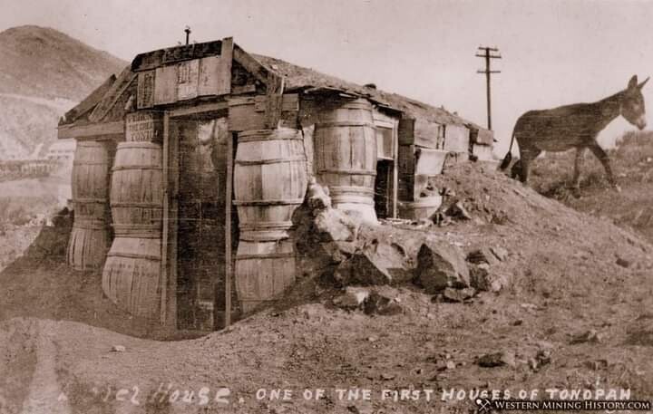 2. Хижина шахтера из бочек в Тонопе, штат Невада, примерно 1900 год