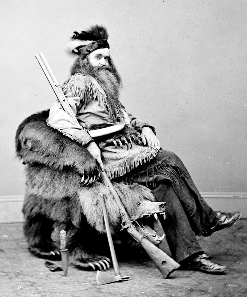 1. Сет Кинман - маунтинмен с прекрасными охотничьими навыками. Сидит в кресле, которое он сделал для президента Эндрю Джонсона. 1865 год, Калифорния