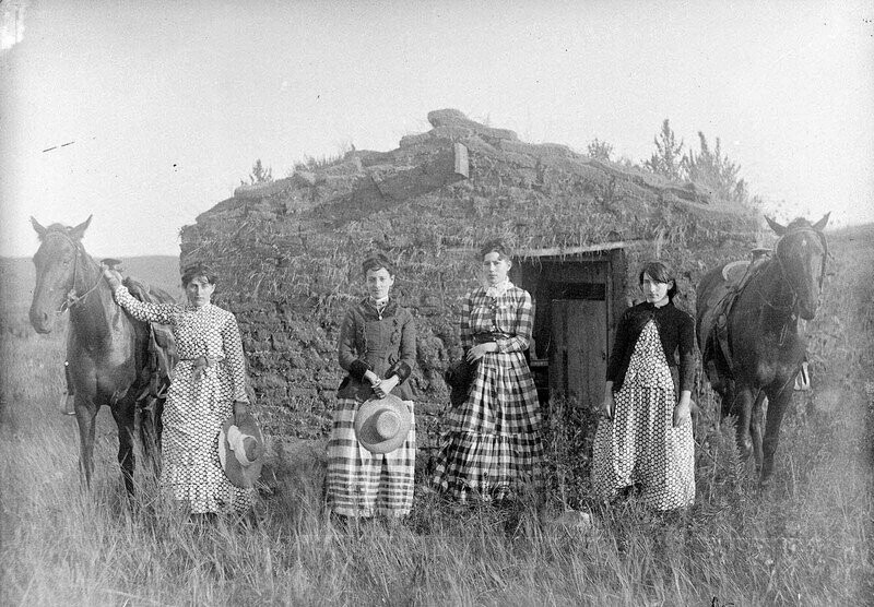 3. Харриет, Элизабет, Люси и Рут Крисман рядом со своим домом из дерна в округе Кастер, Небраска, 1886 год